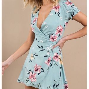 floral blue wrap dress//small//Tobi